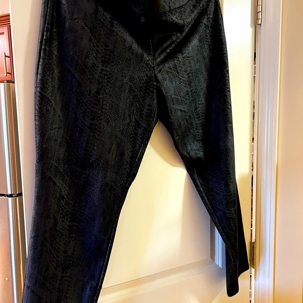 Snake skin like leggings